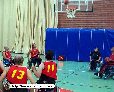 Foto: encuentro entre el C.D. Cosa Nuesa y el Basketmi Ferrol